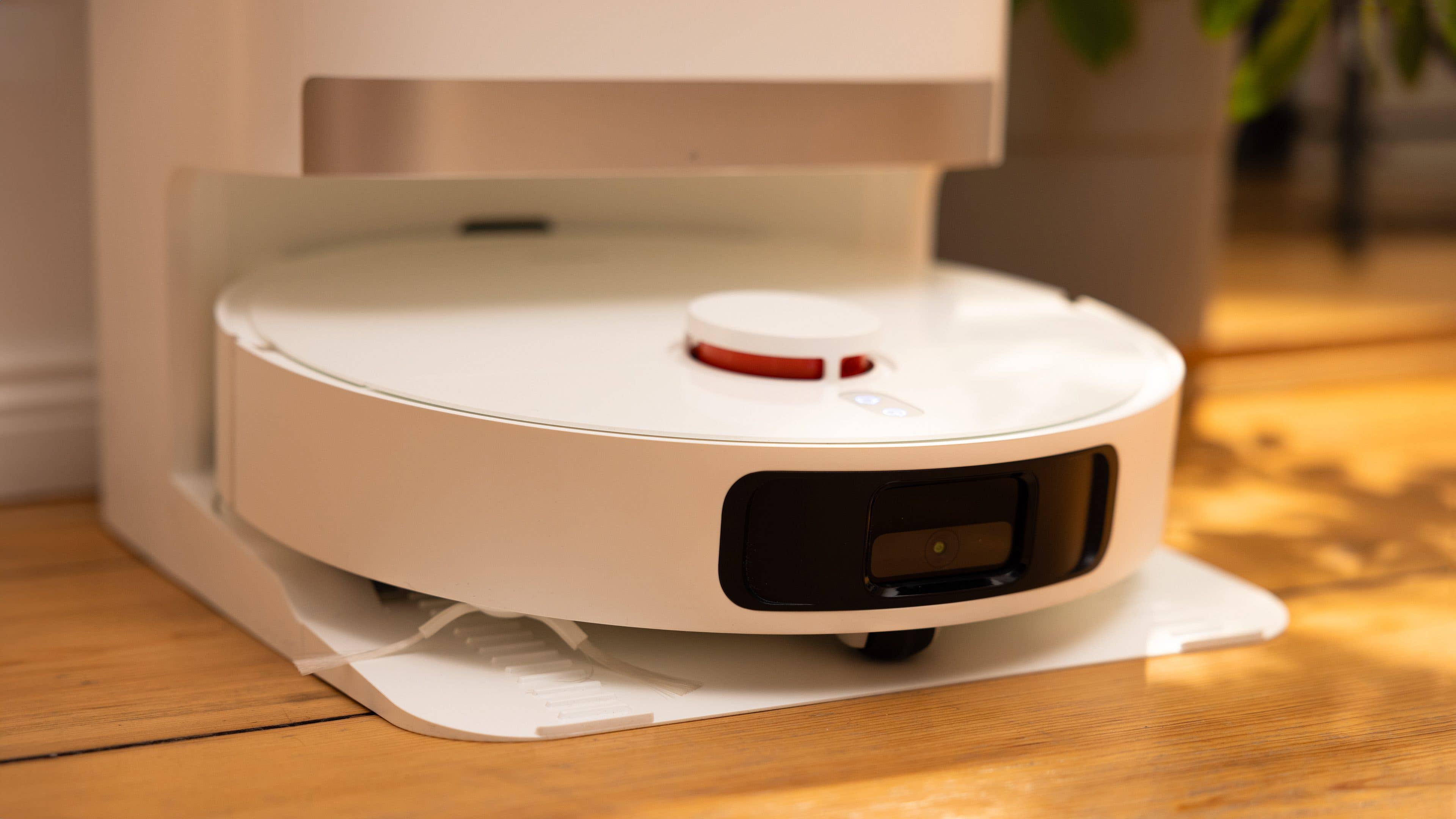 Xiaomi X20+ robot vacuum cleaner viewed up close Xiaomi X20+ robot vacuum cleaner viewed up close