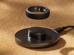 Oura Horizon Smart Ring charger in detail