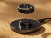 Oura Horizon Smart Ring charger in detail