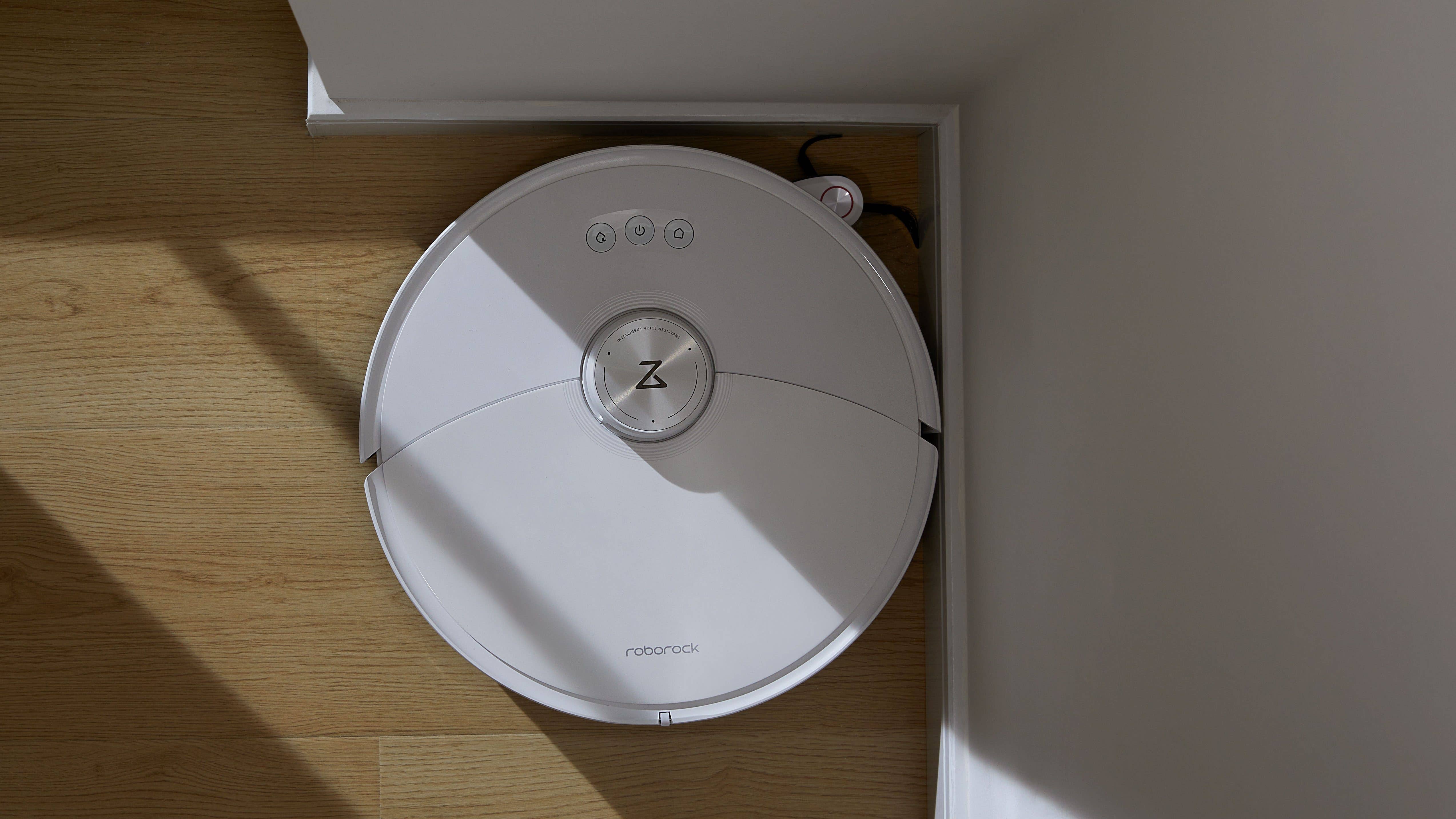 Top view shot of the Roborock S8 MaxV Ultra with its extended side brush