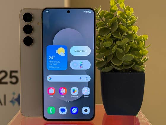 Hands-On With the Samsung Galaxy S25 FE: High-End for a Mid-Range Price
