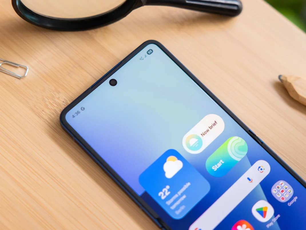 Ein Smartphone von Samsung mit One UI 8