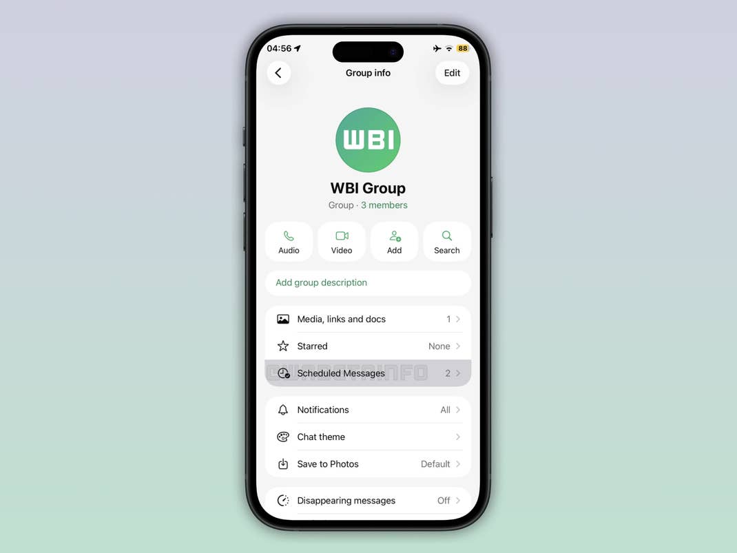 Vorgeplante Nachrichten erscheinen in den Chat- oder – wie hier zu sehen – Gruppen-Details von WhatsApp