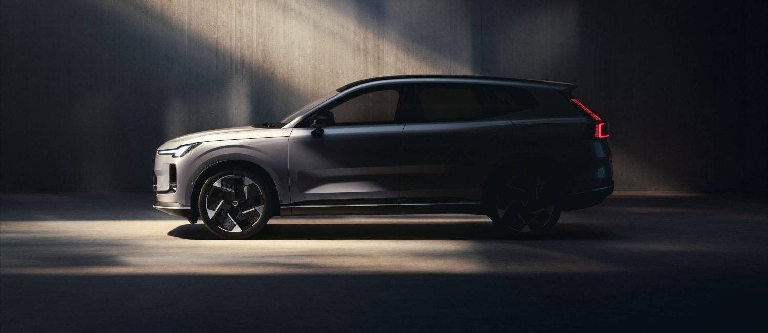 Volvo XC70 (2025) from the side