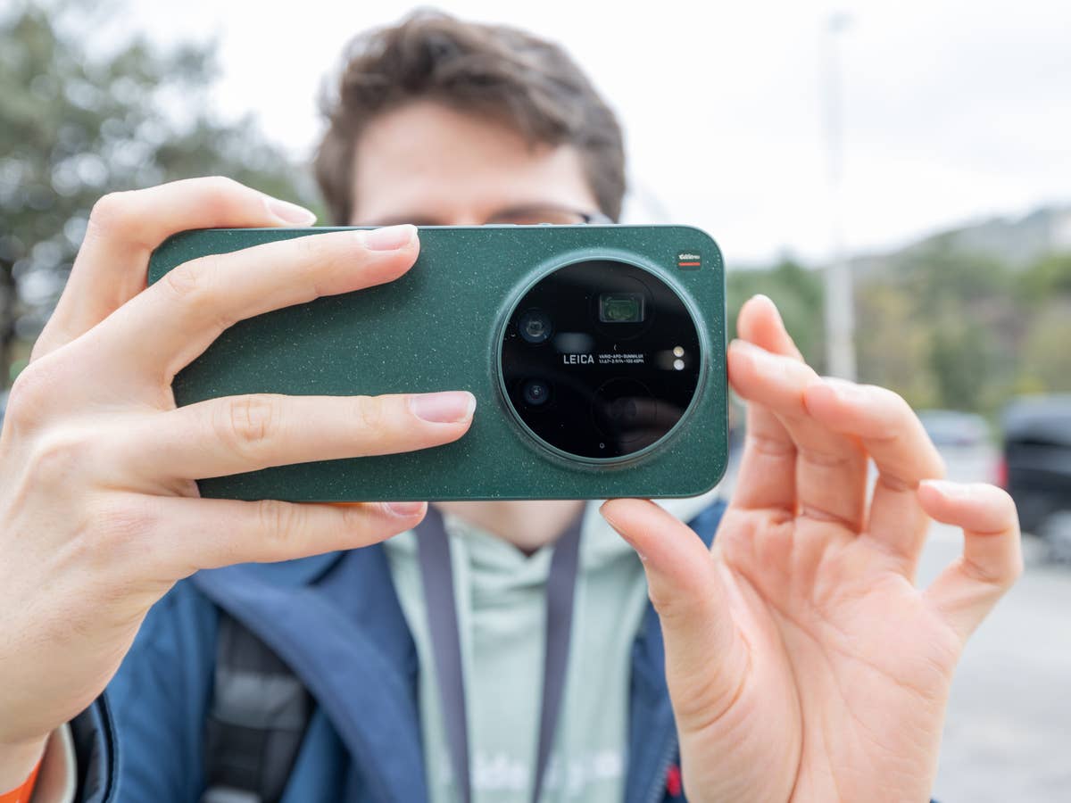 Xiaomi 17 Ultra taking pictures