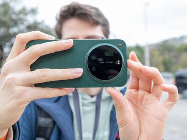 Xiaomi 17 Ultra taking pictures