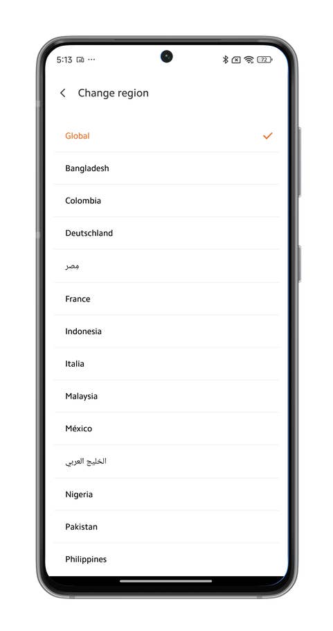 Screenshots of the Xiaomi Community app where you can receive HyperOS updates faster.
